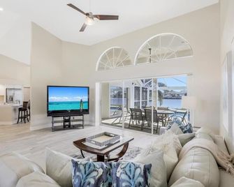 Waterfront Home With Spectacular View, Pool and spa - Marco Island - Living room
