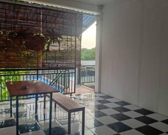 coconut hotel - Kediri - Balcony