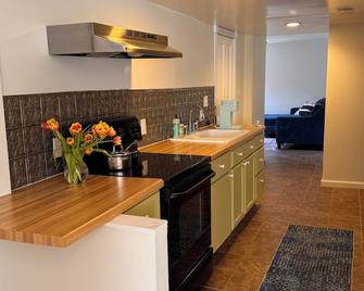 Historic Oakwood Home - Private Apartment - 羅利 - 廚房