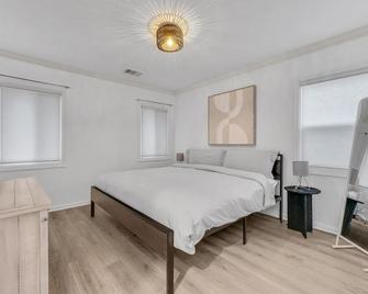 Home in the Heart of Pasadena! - Pasadena - Bedroom
