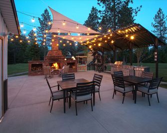 Spacious Vacation Rental for Groups or Events with Sauna and Hot Tub in Athol, Idaho - Athol - Patio