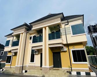 Luxuriously Furnished 2-Bedroom Duplex, Gra Enugu Nigeria For Ngn90,000 - Enugu - Building