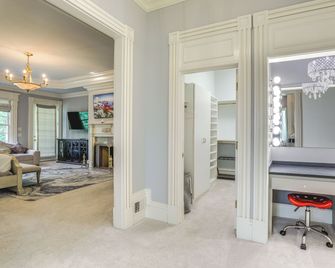 Buford Mansion w/ Pool ~ 14 Mi to Lake Lanier - Buford