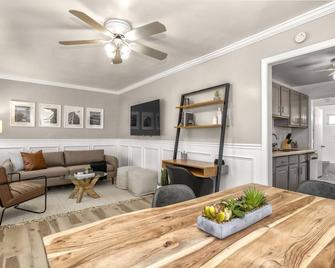 Perfect 2br Modern Ranch!! - Dearborn Heights - Restaurant