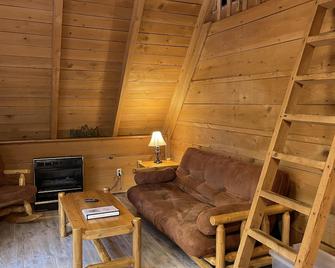 Pet Friendly Cabin w/Hot Tub - Summersville - Living room