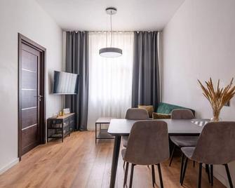 Lienes Iela Gem 1br Apartment With Fireplace In Historic Unesco Center - Riga - Dining room
