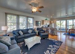 The Dory: Canal Front Home in Oyster Creek - Ocracoke - Sala de estar