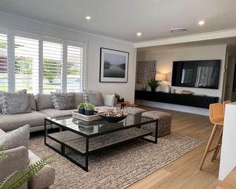 Narrandera Retreat - Narrandera - Living room