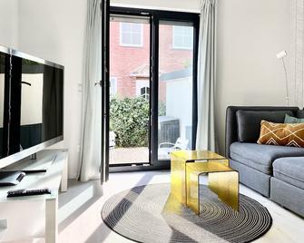 modernes Apartment, Terrasse und Garten am Lilienthalpark im Südwesten Berlins - Berlin - Wohnzimmer