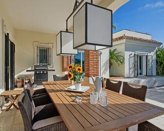 Luxury villa private pool, close to the beach and shopping mall - Mijas - Patio