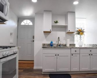Cozy Mount Washington Home with Parking-Sleeps 4 - Pittsburgh - Cocina
