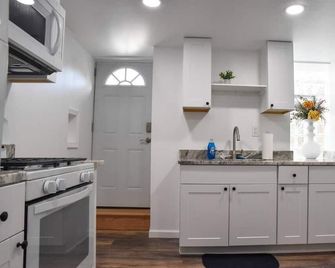 Cozy Mount Washington Home with Parking-Sleeps 4 - Pittsburgh - Cocina