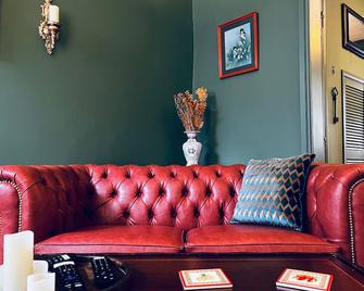 Robin's Hollow: 2bd Home Near Wrexham Af - Wrexham - Living room