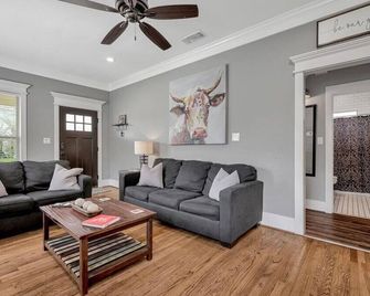 Perfect Getaway! Centrally located to downtown shops, dining, and activities! - Nacogdoches - Living room