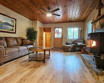 Bass Lake Cabin-Pet Friendly - Bass Lake - Living room