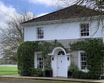 Stunning lake view countryside Irish property. Cozy and comfortable. - Kilmallock - Building
