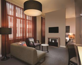 Adina Apartment Hotel Berlin Checkpoint Charlie - Berlin - Living room