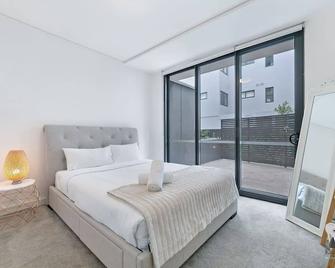 Kozyguru Waitara Kozy 2 Bed Apt Walk To Train Station Nwa008 - Hornsby - Bedroom