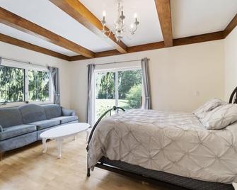 Beautiful Retreat on the banks of the Eagle River - Sicamous - Bedroom