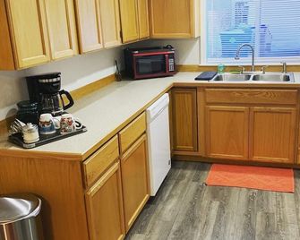 Cute Bungalow w/ garage Downtown Redmond - 4 guests - Redmond - Kitchen