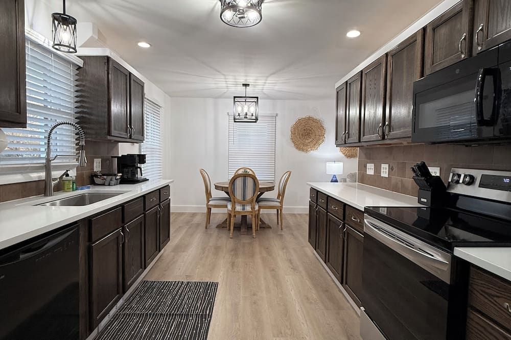 Comfortable One Story: 2 Bed 1 Bath In Town Fortville. Sleeps 4. Newly Remodeled