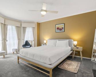 Charming 3-Bed Family Home with Amazing Garden - Werribee - Bedroom