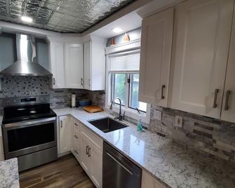 Family Fun at the Shore! Walk to Beach, Bay, Town! - Stone Harbor - Kitchen