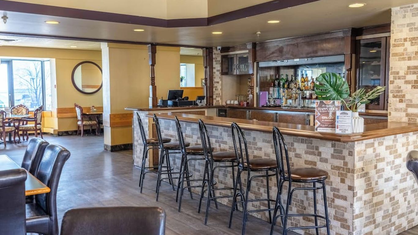 Prince Arthur Waterfront Hotel & Suites