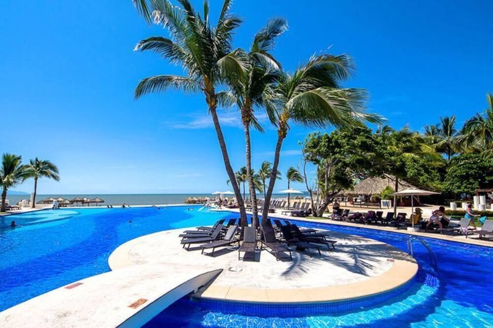 Modern- Renovated- Breathtaking 6th Floo - Nuevo Vallarta - Pool