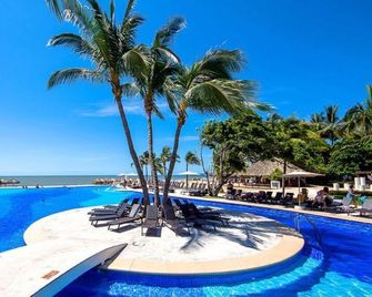 Modern- Renovated- Breathtaking 6th Floo - Nuevo Vallarta - Pool