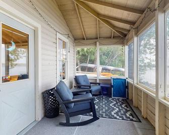Lakeside cottage, waterfront, boat ramp, dock, kayaks, SUP, bbq, firepit, wifi - South Hero - Balcony