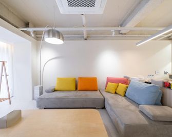 Hotel Yaja Gwangju Chunjangro Branch - Gwangju - Living room