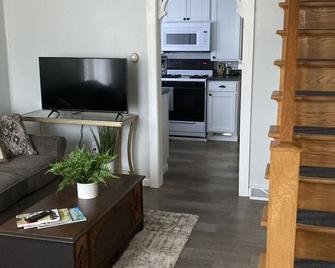 The Harwood House - Prairie du Chien - Living room