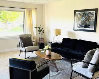 4-bedroom house in marvelous Speedway close to Downtown &IMS - Speedway - Wohnzimmer