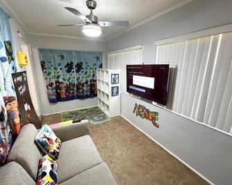 Large 3bedrooms 1 Bath Near Downtown Dining - Winter Haven - Living room
