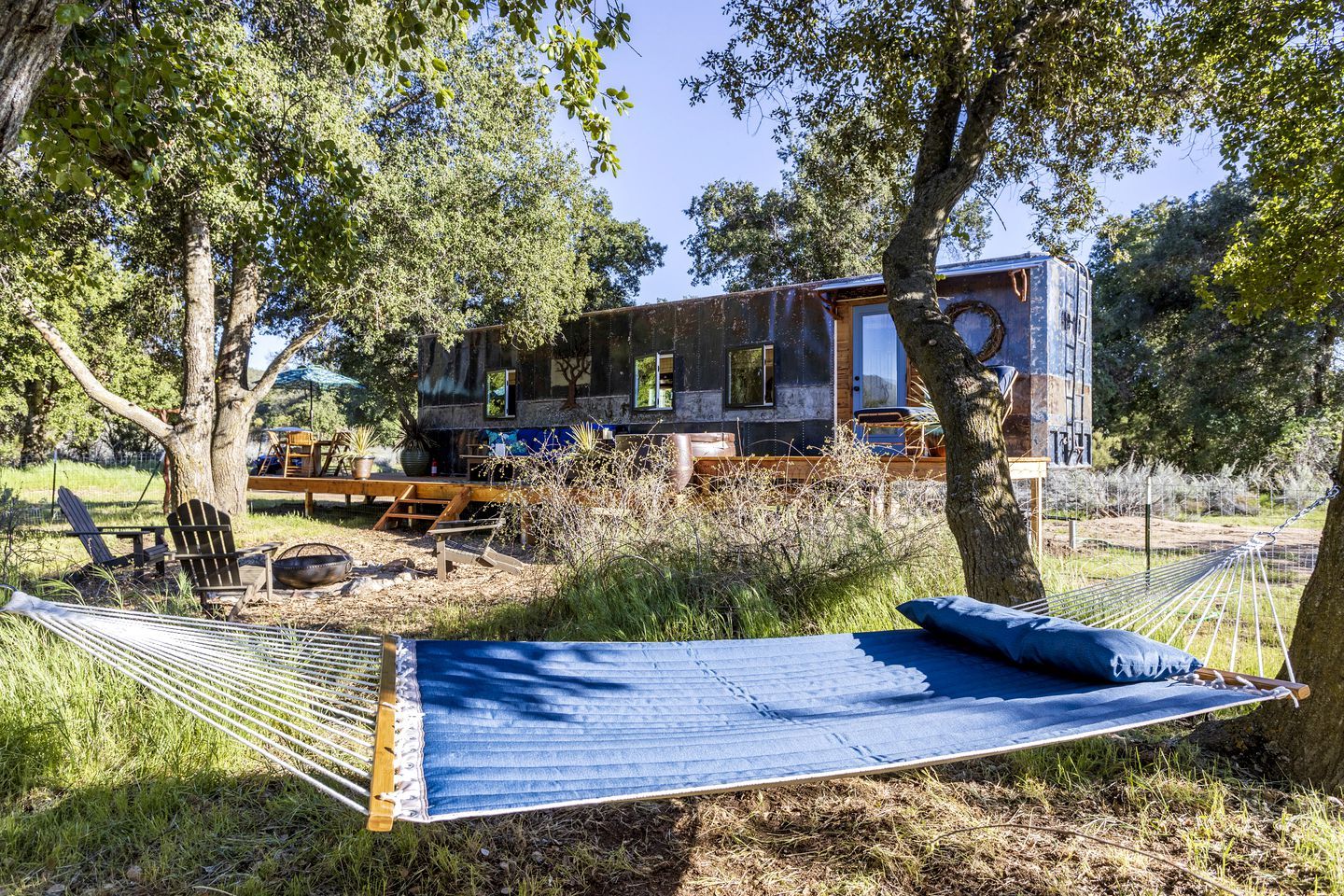 Vintage Tiny House With Spa-Inspired Bat
