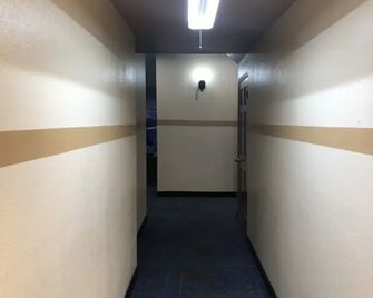 Sunset Motel - Alliance - Hallway