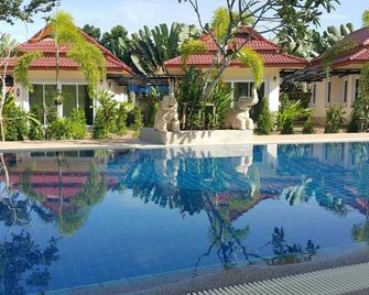 Baan Sooksiri Bangsaray - Bang Sare - Piscina