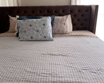 Joy Apartment #3 centrally located. - Anniston - Ložnice
