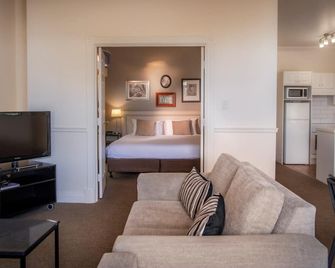 Majestic Old Lion Apartments - Adelaide - Living room
