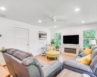 Newly Built Home Near Morrison Rockwood State Park - Morrison - Living room
