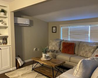 Charlies Riverfront Cottage - Molalla - Sala de estar