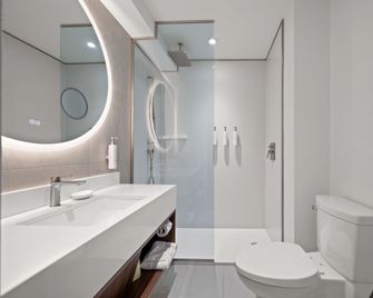 Armon Plaza - Montréal Arpt by IHG - Montreal - Bathroom