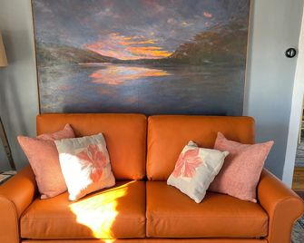 Charming 3-bedroom house with AC and WiFi in serene Westport with attached ADU - Westport - Living room