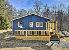 Charming Yadkin Valley Cottage with Deck and Yard - Advance - Bina