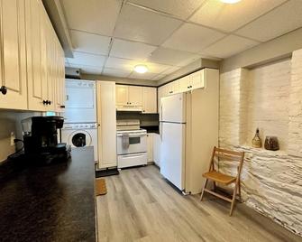 A bright suite with lots of room for fun and relaxation, just 5 minutes from the Halifax ferry! - Dartmouth - Kitchen