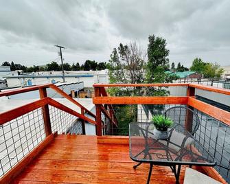 Fully-furnished Modern Apartment / Executive Suite in Heart of Town - Big Timber - Balcón