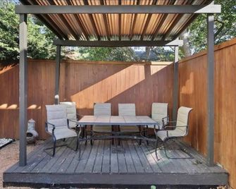 Stylish Condo 2 Min from Lower Greenville - دالاس - شرفة مرصوفة