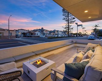 200 East Balboa Oceanview Rooftop Steps to Sand, Pier, Boardwalk & Dining - Newport Beach - Balcony