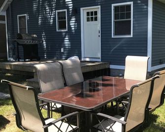 Cozy home, short walk to Crystal Lake - Beulah - Patio
